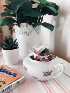 eine Teetasse voller Süßigkeiten auf einem Tisch mit einem Buch in der Unterkunft Ferienhof am Landsberg in Obergrünburg