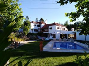una casa con piscina en el patio en Harmonia, en Ouzenda