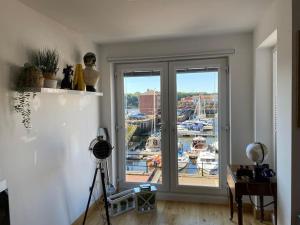 um quarto com uma janela com vista para uma marina em Marina View em Newcastle upon Tyne