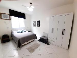 Ένα ή περισσότερα κρεβάτια σε δωμάτιο στο APT PRAIA do FORTE, 2min do Mar, a pé, CABO FRIO RJ