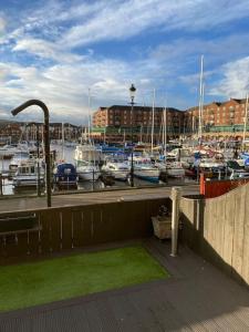 un porto turistico con barche parcheggiate in un porto di Marina View a Newcastle upon Tyne