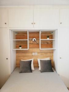 Postel nebo postele na pokoji v ubytování Appartement moderne première ligne de mer Santa + 16 fotografií