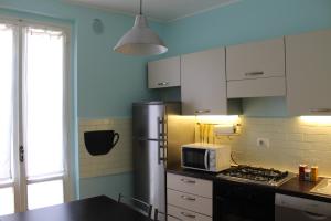 een keuken met een koelkast en een magnetron bij Da Tattallo in Assisi