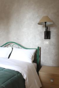 een slaapkamer met een bed met een lamp erop bij Da Tattallo in Assisi