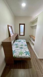 una piccola camera con un letto in una stanza di Depto a pasos del centro de Puerto Montt a Puerto Montt