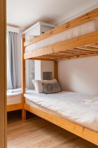 sypialnia z 2 łóżkami piętrowymi w pokoju w obiekcie The Peak by Afan Valley Escapes w mieście Cymmer