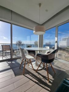 uma sala de jantar com vista para o oceano em Bay House - Sealife Apartment em Ponta Delgada