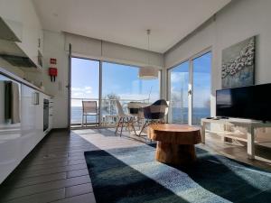 uma sala de estar com vista para o oceano em Bay House - Sealife Apartment em Ponta Delgada