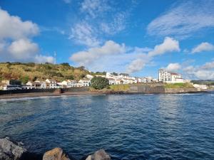 uma vista para um corpo de água com casas em Bay House - Sealife Apartment em Ponta Delgada