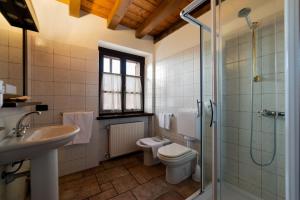 y baño con aseo, lavabo y ducha. en Agriturismo La Casa Degli Ospiti en Dolegna del Collio