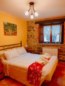 a bedroom with a bed with towels on it at Carroceu Rural in Cangas de Onís