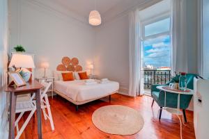 a bedroom with a bed and a balcony at Chalet D´Ávila Guest House in Lisbon