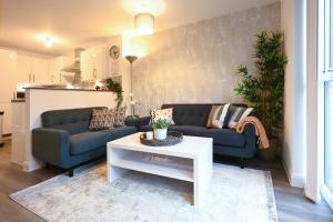 A seating area at Luxury 4 Bed House with Gated Parking in the Heart of Birmingham!