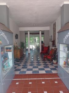 un hall avec un plancher en damier dans un magasin dans l'établissement Posada Del Arbol, à Capilla del Monte