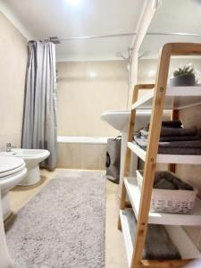 uma casa de banho com um beliche e um WC. em Feliz Algarve em Albufeira