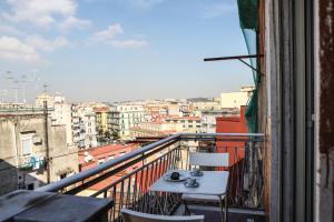 een tafel op een balkon met uitzicht op de stad bij My Honey House by Wonderful Italy in Napels