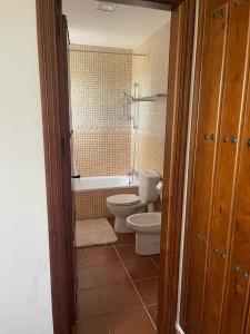 een badkamer met een toilet, een bad en een wastafel bij Villa Los Naranjos in Sayalonga