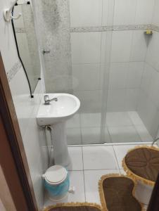 uma casa de banho com um lavatório, um chuveiro e um WC. em Cantinho Nativus em Maragogi
