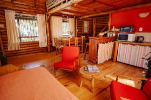 a living room with a table and chairs in a cabin at Namasté Cabaña Tandil in Tandil