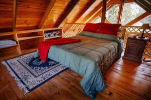 1 dormitorio con 1 cama en una cabaña de madera en Namasté Cabaña Tandil en Tandil