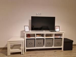 Telewizja i/lub zestaw kina domowego w obiekcie Apartament Górska Panorama