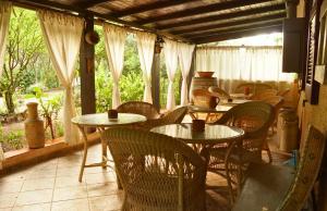 ドームス・デ・マリーアにあるSa Bratzaのレストランのテーブルと椅子