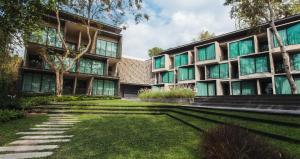 沙美岛Stellars Samed Resort的享有建筑的外部景致,设有绿色窗户