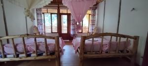 Ein Bett oder Betten in einem Zimmer der Unterkunft Nshongi Camp