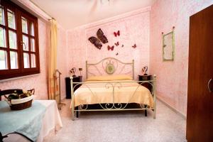 ドームス・デ・マリーアにあるSa Bratzaのベッドルーム1室(蝶が壁に描かれたベッド1台付)