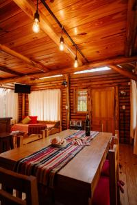 - une grande table en bois dans une chambre avec un canapé dans l'établissement Namasté Cabaña Tandil, à Tandil
