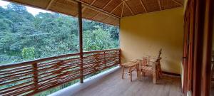 Ein Balkon oder eine Terrasse in der Unterkunft Nshongi Camp