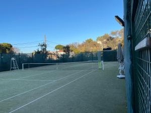 Tenis alebo squash v ubytovaní Parc du Cap Luxury Apartment alebo jeho okolí