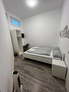 Kiez Box TwentyForSeven private room في برلين: غرفة نوم صغيرة مع سرير ومكتب