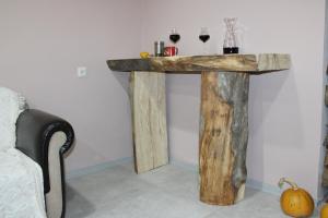 un tavolo di legno con due bicchieri di vino sopra di guest house kesa a Mestia