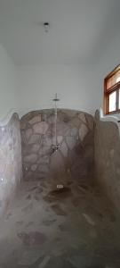 Ein Badezimmer in der Unterkunft Nshongi Camp