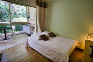 sypialnia z łóżkiem, biurkiem i oknem w obiekcie Ref GALA 2B - Palmes d'Or Properties w Cannes