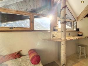 ein kleines Zimmer mit einem Regal und einem Fenster in der Unterkunft Cocon en face du Grands Montets in Chamonix-Mont-Blanc