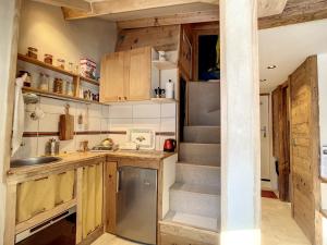 - une cuisine avec un évier et un escalier dans la chambre dans l'établissement Cocon en face du Grands Montets, à Chamonix-Mont-Blanc
