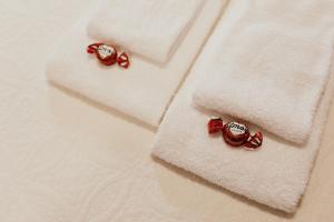 two red earrings sitting on top of a white towel at CasAlta Pousada in Bento Gonçalves
