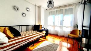 奧維多的住宿－La Luz de Acevedo，一间卧室配有一张床,墙上挂着两个钟。