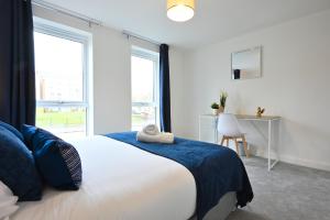 Una cama o camas en una habitación de Luxury 4 Bed House with Gated Parking in the Heart of Birmingham!