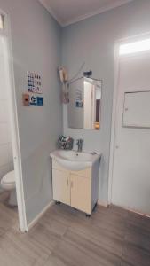een badkamer met een wastafel en een toilet bij Hotel Flamingo Express in Iquique