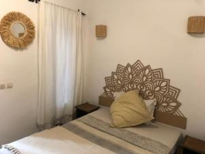 1 dormitorio con cama con almohada en Dar Fangui, en Marrakech