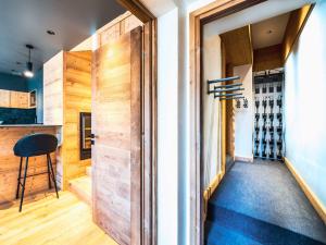 pokój z drewnianymi ścianami i drzwiami ze stołkiem w obiekcie Appartement rénové 4 pièces, proche pistes, terrasse, WIFI, Tignes le Lac - FR-1-502-462 w mieście Tignes +8 zdjęć