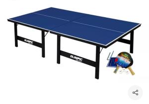 a blue ping pong table with a ball at Hostel Pé na Areia in Itanhaém