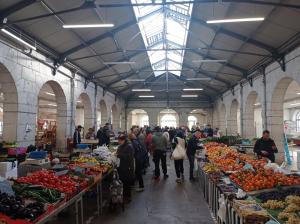 un groupe de personnes sur un marché de fruits et légumes dans l'établissement Appartement cosy avec son charme ancien., à Saint-Claude