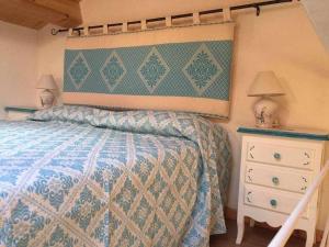 1 dormitorio con 1 cama y vestidor con 2 lámparas en El Dorado Luxury Apartment en Alguer