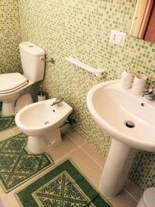 アルゲーロにあるEl Dorado Luxury Apartmentのバスルーム(トイレ、洗面台付)
