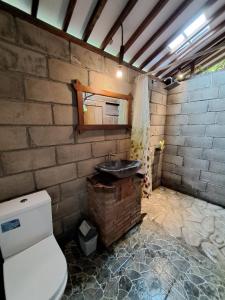 y baño con aseo y lavamanos. en Diana's Homestay en Banyuwangi