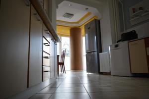 einen Flur einer Küche mit einem Tisch und einem Stuhl in der Unterkunft M@D Music Apartment in Timişoara